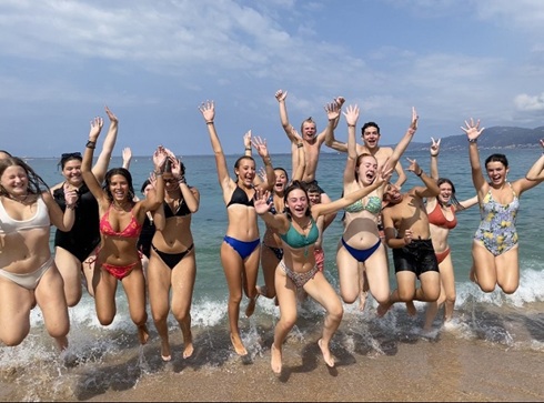 Groupe d'adolescents sur la plage en colonie YOLO