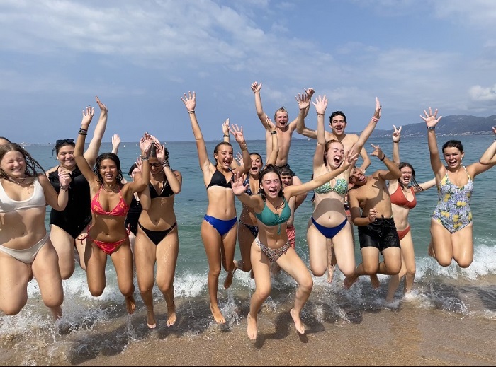 un groupe d'adolescents sur la plage en colonie de vacances