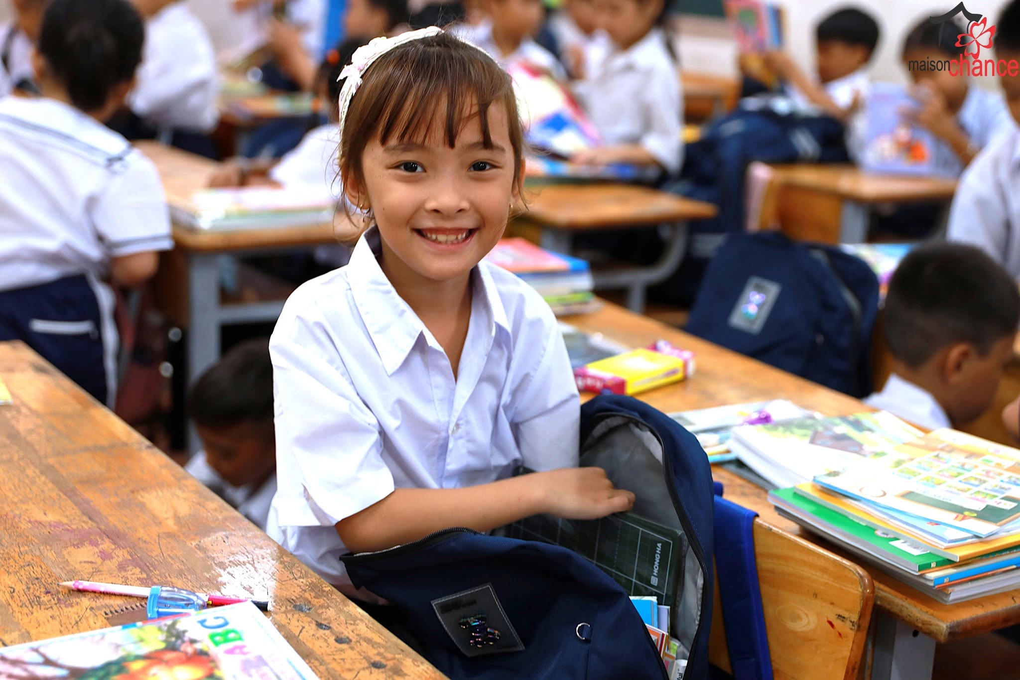 Une élève de l'école du Village Chance, à Saïgon, avec son cartable neuf