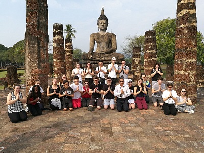 Un groupe d'adolescents posant devant un temple en colo en Thailande